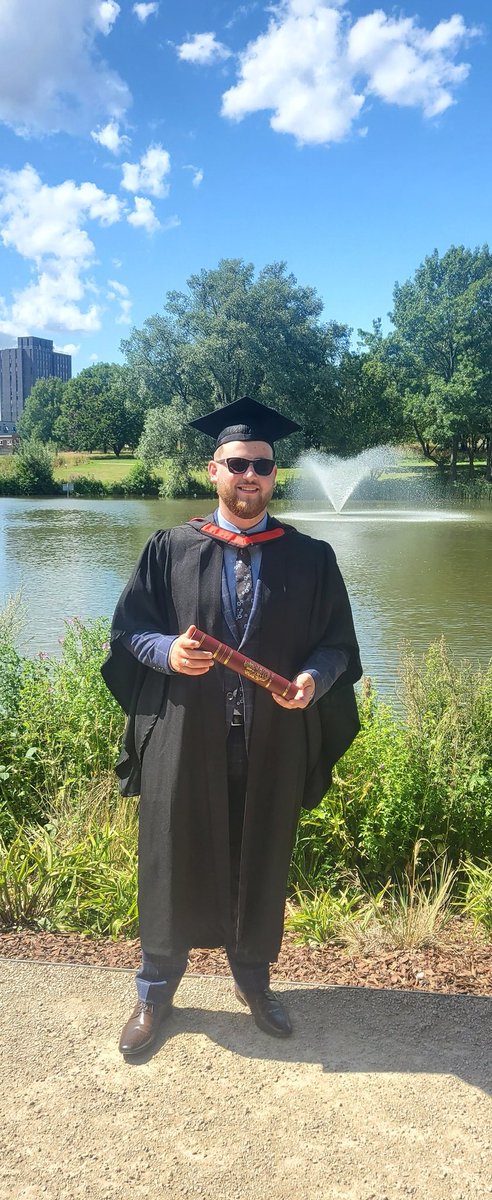 PaulyP45's tweet photo. Very proud parent moment as our son graduated 🎓. Like many uni students the last 3 years have been tough. 

We are so proud of everything our son has achieved &amp; wish him every success as your journey into teaching begins 👨‍🏫 📚.
#graduation https://t.co/gk5e0qC4eC