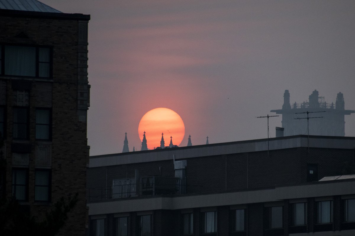 DianeKrauthamer's tweet photo. Perfectly-obstructed hazy red sunset (&amp; moon) from the #TaftBridge 🌇 https://t.co/bPHRY3GRuo
