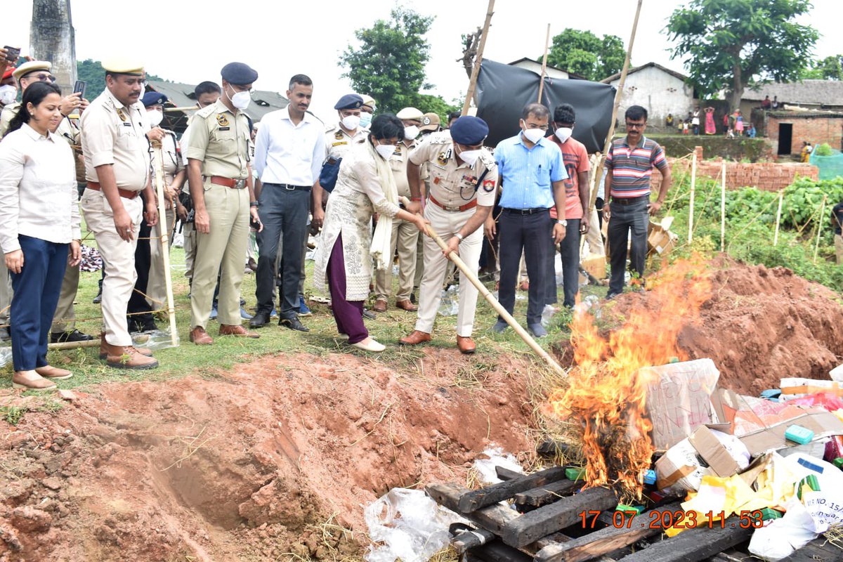GuwahatiPol's tweet photo. City Police destroyed seized contrabands worth ₹223 crores today as per prescribed procedure. Total of 3154.442 kg of Ganja, 7.252 kg of Heroin, 1.86 lakh tablets, 16.88 kg Brown Sugar, 20043 bottles, 2230.26 gms of Opium &amp; 843 gms of raw material for brown sugar were destroyed. https://t.co/NHmaALyIGD