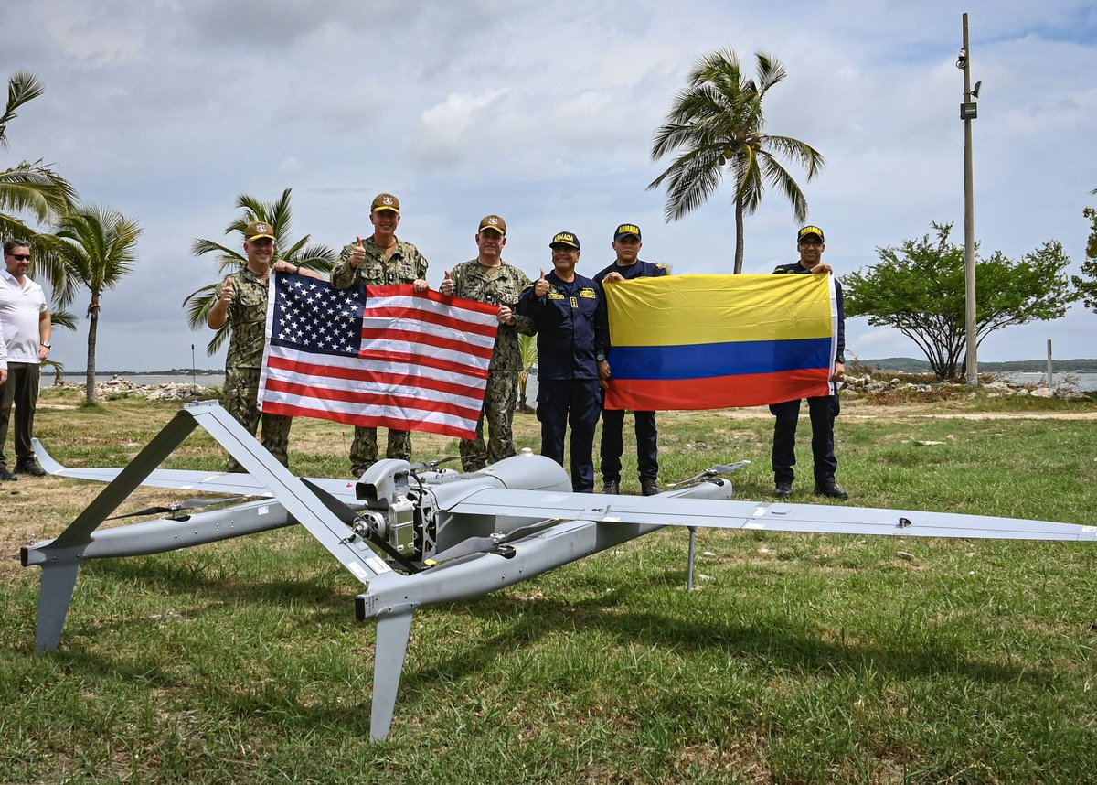 NAVSOUS4THFLT's tweet image. U.S. Naval Forces Southern Command/U.S. 4th Fleet and @ArmadaColombia leadership pose for a photo with their nations flags during a demonstration of Aerosonde MK4.7 Hybrid Quad unmanned aerial vehicle at the Club Naval Castillogrande during #UNITASLXIV.  #MaritimePartership