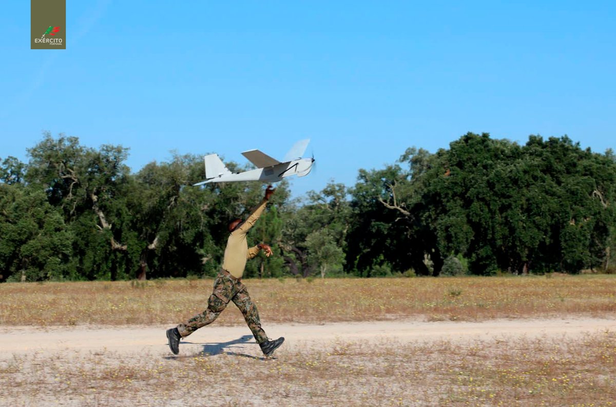 Exercito_pt's tweet photo. O Exército 🇵🇹, recebeu uma delegação das Forças Armadas do Luxemburgo 🇱🇺, no âmbito das operações de aeronaves não tripuladas.
➡️https://t.co/Qzm4XbGirS
Ao serviço dos Portugueses.
#ExércitoPortuguês #RA5 @defesa_pt @NATO @EMGFA_RP https://t.co/wInkLgQnxg