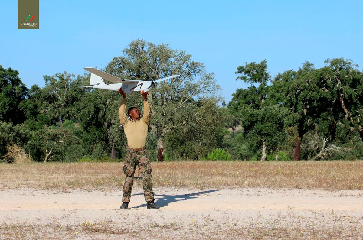Exercito_pt's tweet photo. O Exército 🇵🇹, recebeu uma delegação das Forças Armadas do Luxemburgo 🇱🇺, no âmbito das operações de aeronaves não tripuladas.
➡️https://t.co/Qzm4XbGirS
Ao serviço dos Portugueses.
#ExércitoPortuguês #RA5 @defesa_pt @NATO @EMGFA_RP https://t.co/wInkLgQnxg