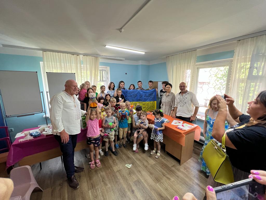 RotaryKyivInter's tweet photo. Rotary Club Kyiv International та Rotaract Club Kyiv International стали організаторами справжнього свята для діток, які через військову агресію росії, змушені були покинути свої домівки та тимчасово проживають в м.Київ, в гуртожитку, за адресою вул. М.Ушакова, 8А. https://t.co/LVecddWyAe