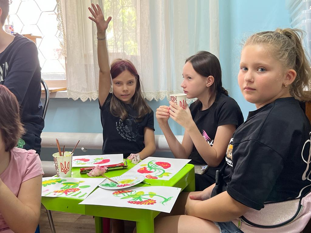 RotaryKyivInter's tweet photo. Rotary Club Kyiv International та Rotaract Club Kyiv International стали організаторами справжнього свята для діток, які через військову агресію росії, змушені були покинути свої домівки та тимчасово проживають в м.Київ, в гуртожитку, за адресою вул. М.Ушакова, 8А. https://t.co/LVecddWyAe