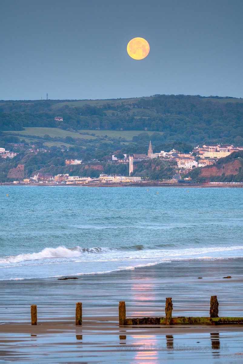 Isleofwight's tweet photo. Moon setting 🌝
📌 Shanklin
📷️ Island Visions Photography
#exploreisleofwight #LoveGreatBritain #island #islandlife #atmospheric #greatphoto #amazing #stunning #beach #incrediblephoto #picoftheday #ocean #shoreline #Shanklin #moonsetting #lunar #wightatnight https://t.co/hmKT9Xz5Cd