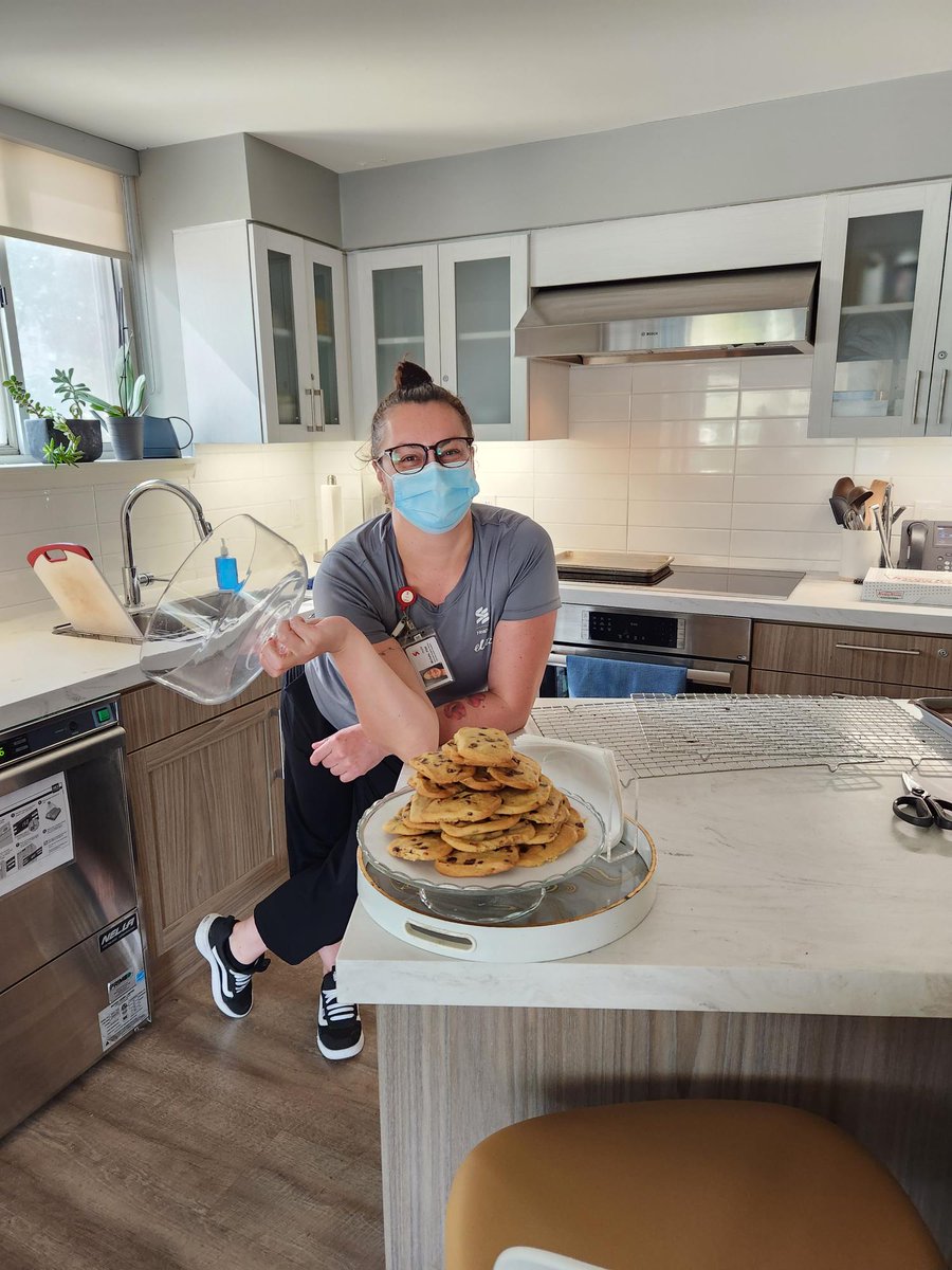 JHHospice's tweet image. Mondays can be rough... but freshly baked cookies make everything just a bit better 🍪
We're grateful to our #volunteers and entire JHH team who bring the little touches of home to our patients. 
#HopeAndHappiness #FreshCookies #AFeelingOfHome