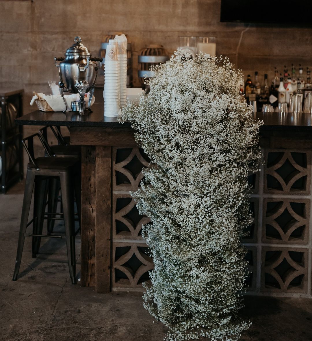 Wedding season is upon us, and I Do Events has the florals for you! 💐 Never underestimate the power of a beautiful floral piece!