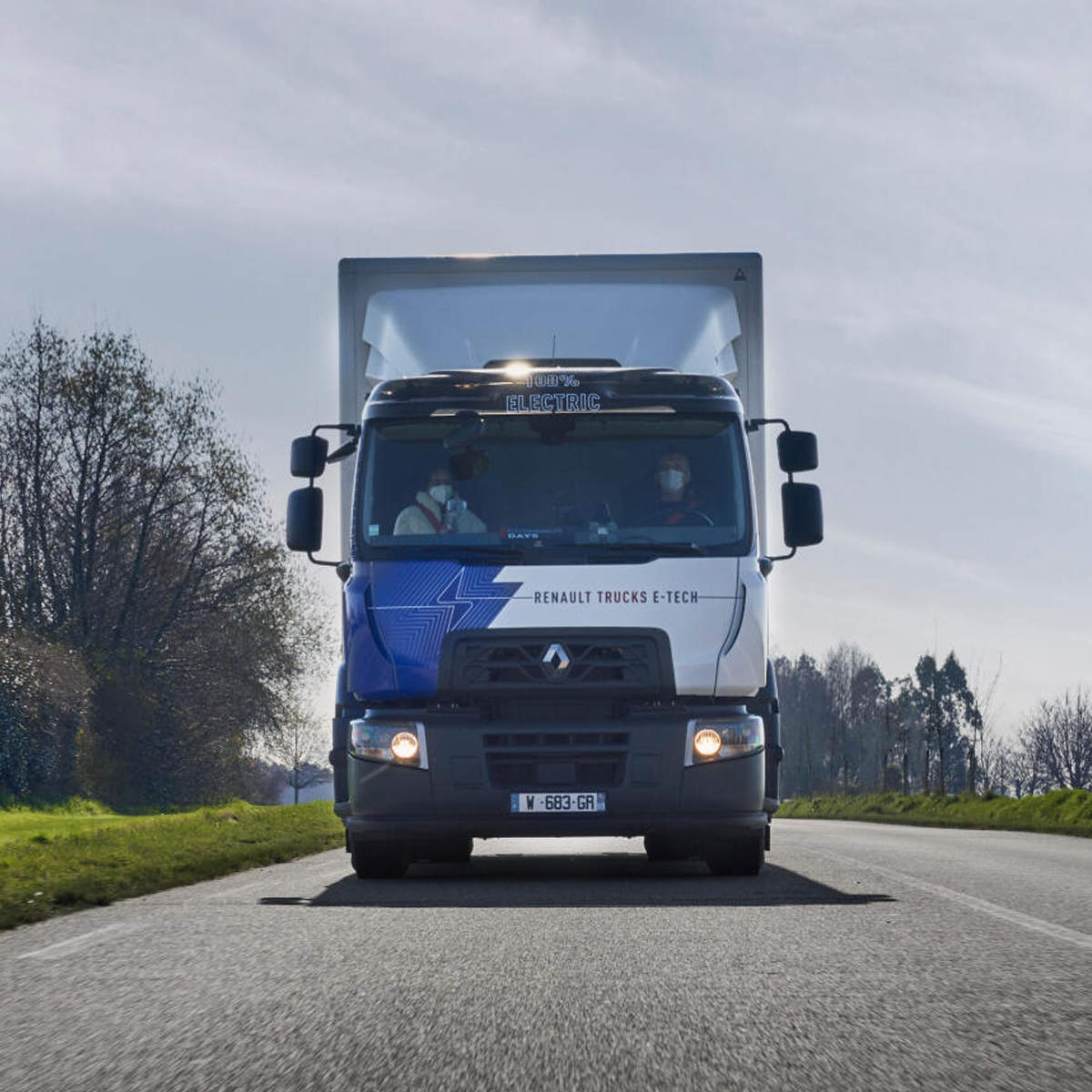 RenaultTrucksEs's tweet photo. En Renault Trucks lideramos el camino hacia un futuro sostenible y respetuoso con el medio ambiente. Nuestra apuesta por la electromovilidad nos impulsa a desarrollar soluciones de vanguardia, 100% eléctricas. 

¡Únete a la revolución eléctrica! 💚🚛💡 

#Electromovilidad https://t.co/zuXLfx2vL1
