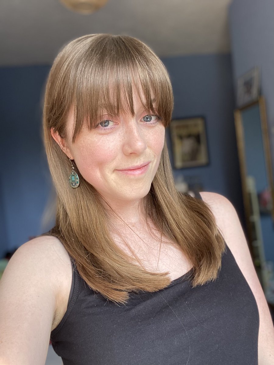 Amelia_Barnard's tweet photo. Shameless selfie to ask you to please come to my gig this Wednesday at The Coach &amp; Horses in Banbury from 8pm supporting Abi Rowberry 🎶

Remember, tickets are £8 on the door (cash payment) 🎫

Anyway, as you were ✌️ https://t.co/Xq2IuMCdeG