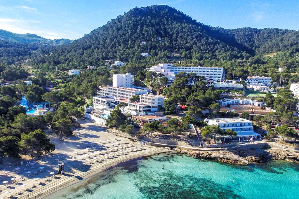 CpcTravel's tweet photo. Relax at the 4⭐ Sandos El Greco this October 
🏖The Sandos El Greco is set in a peaceful hillside location overlooking the stunning, sandy beach. The lush green pine trees surrounding the hotel create a relaxed atmosphere. 
🗓Depart - https://t.co/v2dsYpmefP https://t.co/qPEHtXjnci
