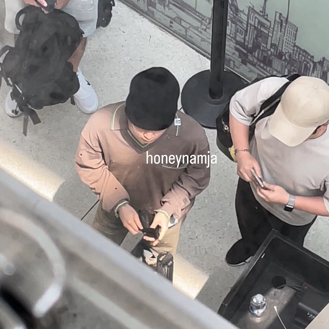 honeynamja's tweet photo. 230717 jimin leaving new york🐥
JFK 지민이 출국 

잘 다녀와 💛

#JIMIN #박지민 
#지민
#방탄소년단지민
#BTS #방탄소년단 https://t.co/PHN4x9tsnC
