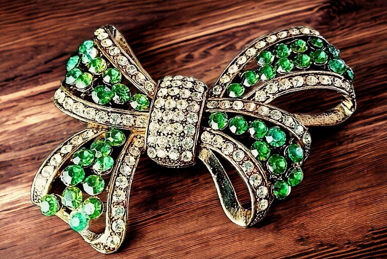 Green & Clear Rhinestone Bow Brooch by ROM, Art Nouveau Ribbon, Dimensional, Vintage etsy.me/43oPCWg #green #clear #women #glass #artnouveau #rhinestonebrooch #bowribbonbrooch #royalontariomuseum #greenrhinestones