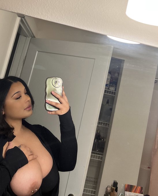 Pics youd get if we were dating ;) https://t.co/LlUyqP9GPE