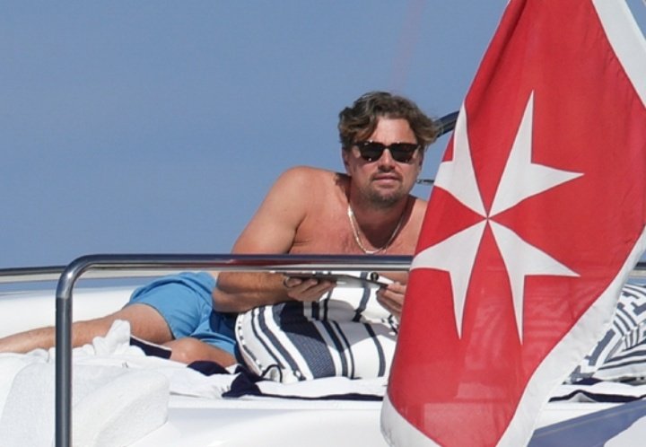 Agenda2030_'s tweet photo. Leonardo DiCaprio está viviendo un verano de lujo, recorriendo Italia en un yate, estimado en más 120 millones de euros. 

¿Sabéis cuando es su próximo discurso para salvar el planeta del cambio climático? https://t.co/1BaRCwVKyE