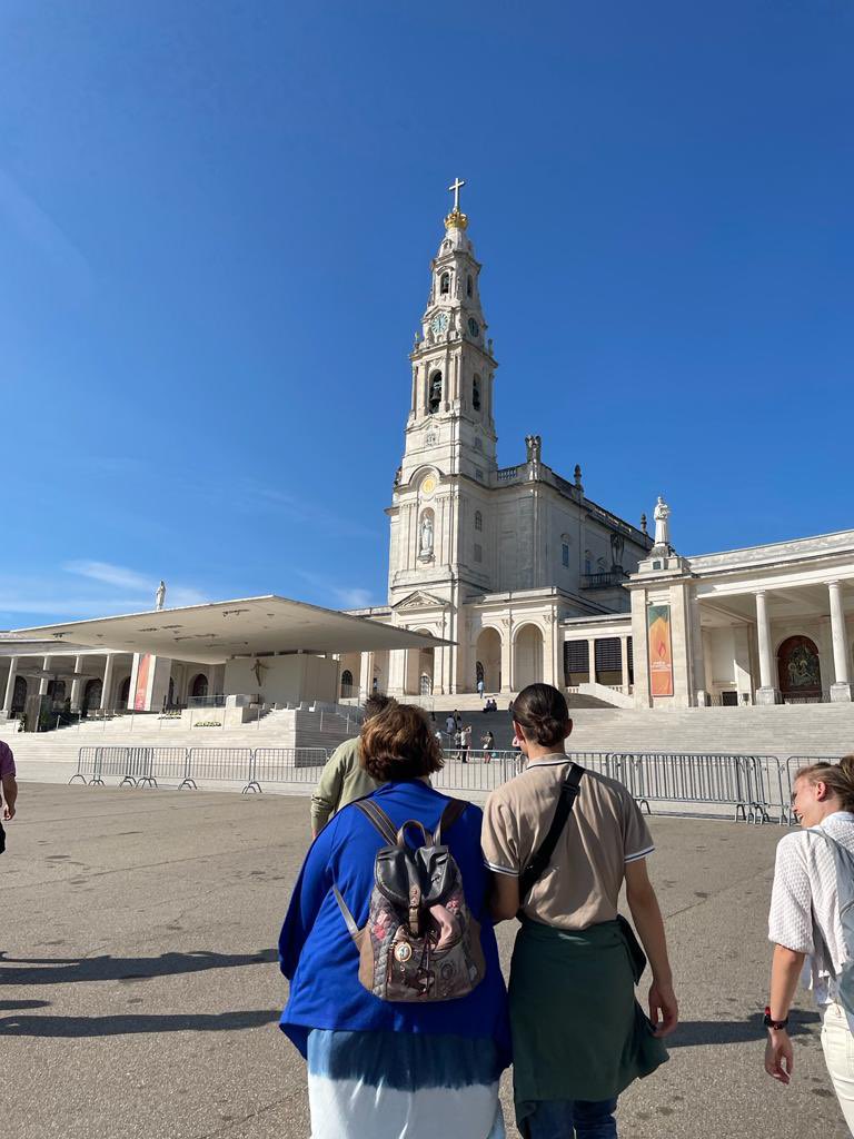 A_Toda_Vela's tweet photo. ¡Comenzamos nuestro súper viaje de verano a Portugal!
Estábamos contando los días para que llegara. Nos hace mucha ilusión.
Ya hemos hecho la primera visita a Fátima.
Colabora @FundlaCaixa y @dipalme_almeria
#ATodaVelaAlmeria
#PlenaInclusion
#Discapacidad
#VidasInclusivas https://t.co/mFOcIZSXJU