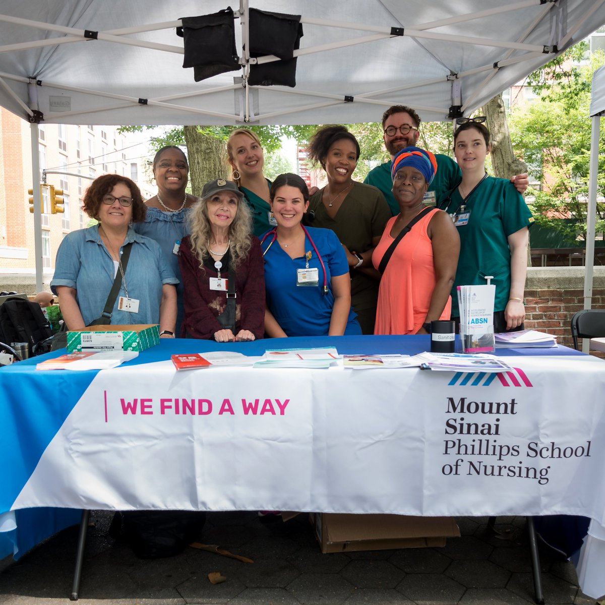 PSONatMSBI's tweet photo. On Saturday, July 15th, PSON faculty, staff and nursing students performed blood pressure and glucose screenings and spoke to the local community about cholesterol and the signs of stroke at the Harlem Revive at the Jackie Robinson Park. 

#PSON #mountsinaiphillipsschoolofnursing https://t.co/uLZe5bZGUR