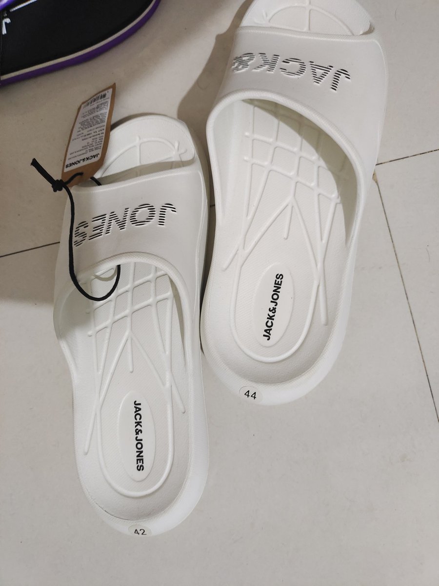 ndmanikanta's tweet photo. @JackandJonesTM I recieved two different size sliders from online order, I couldn't create return from web app,the support is not responding for this issue.even if you are seeing two different size sliders you need to accept return https://t.co/LHFy0jsCgP
