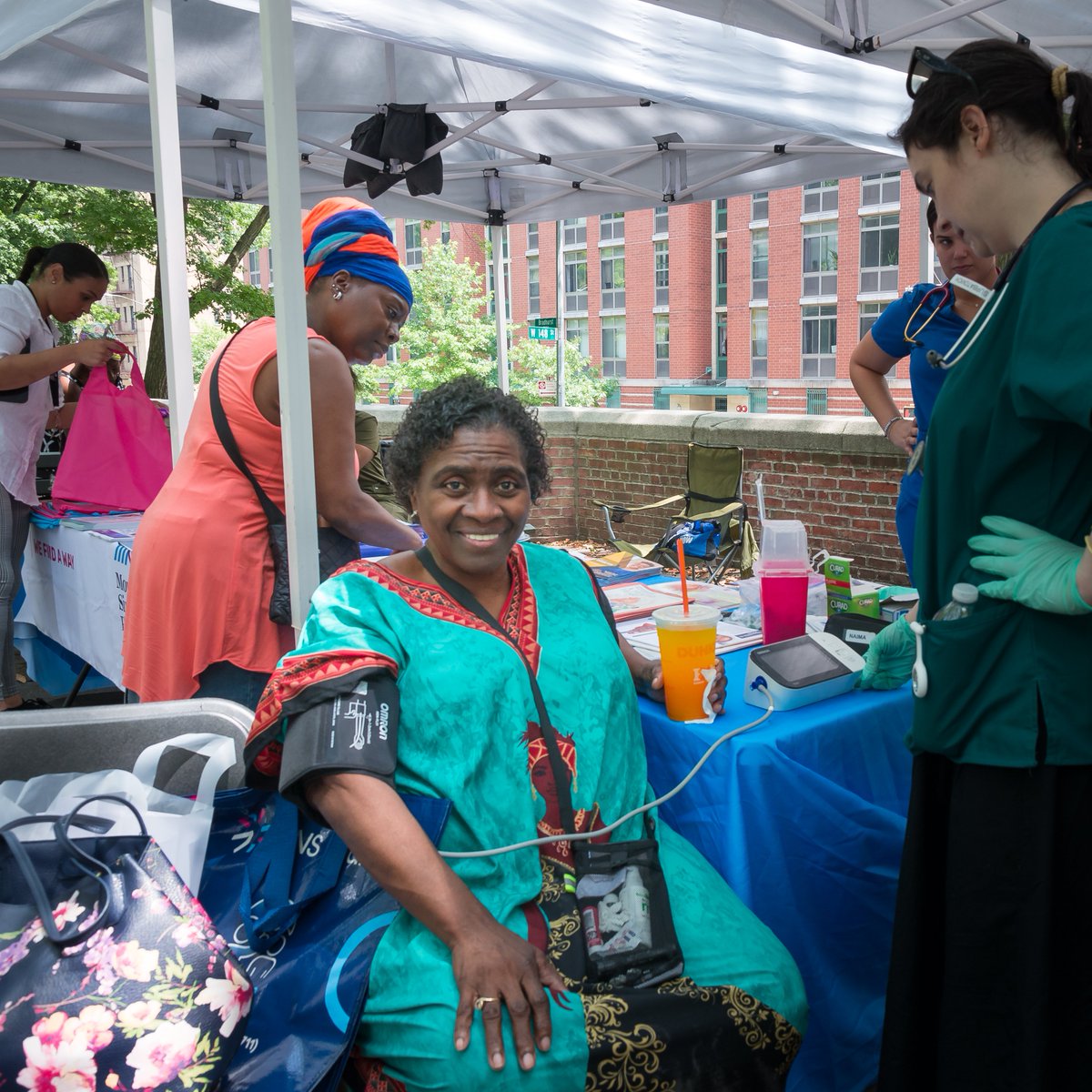 PSONatMSBI's tweet photo. On Saturday, July 15th, PSON faculty, staff and nursing students performed blood pressure and glucose screenings and spoke to the local community about cholesterol and the signs of stroke at the Harlem Revive at the Jackie Robinson Park. 

#PSON #mountsinaiphillipsschoolofnursing https://t.co/uLZe5bZGUR