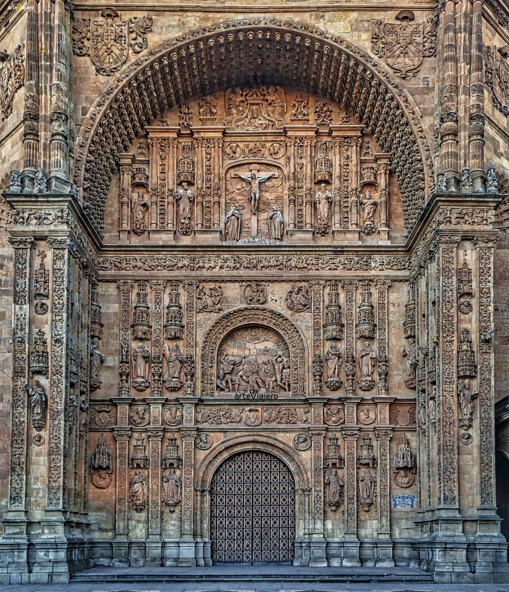 Convento de San Esteban, iniciado en el año 1524, es una de las maravillas arquitectónicas que encontramos en #Salamanca. Este edificio luce una de las fachadas más espectaculares del renacimiento español, dispuesta a semejanza de un retablo #FelizLunes #photography