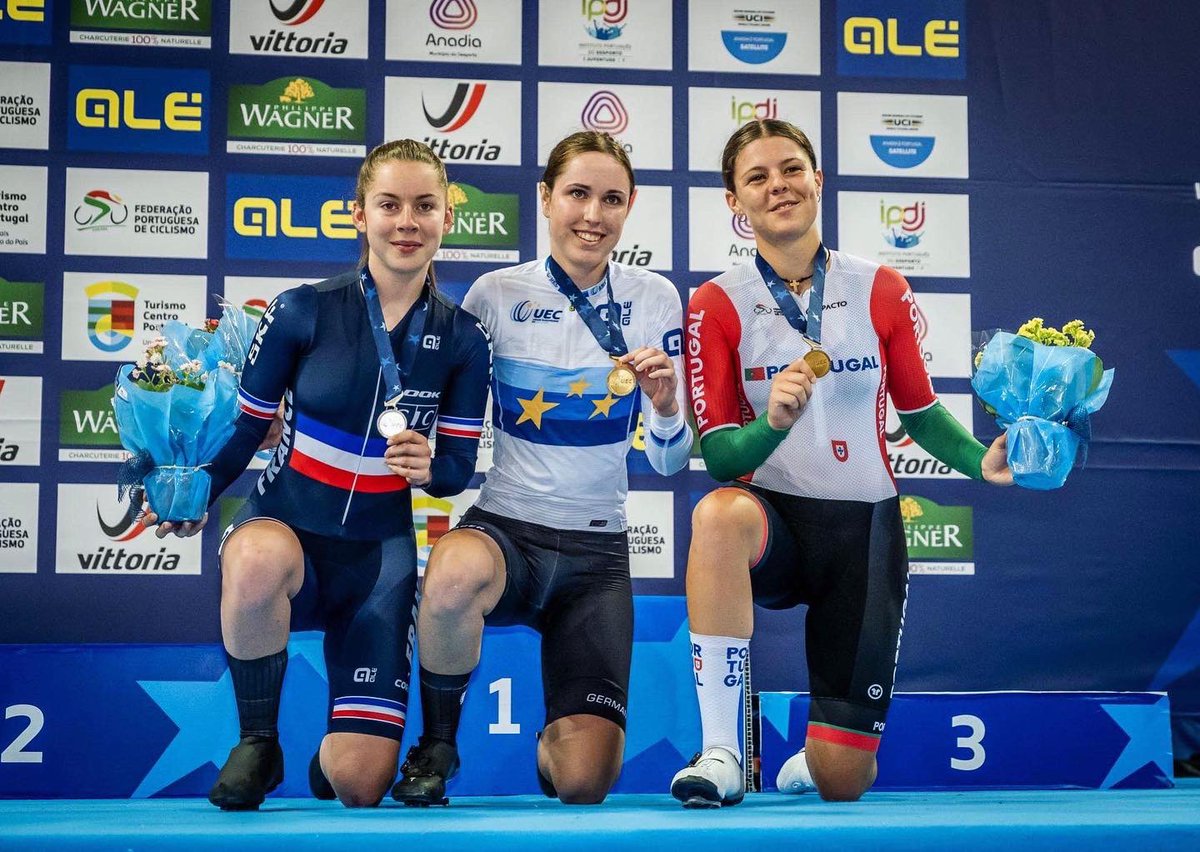 Suite et fin des Europes 🇪🇺 jeunes avec 2 dernières médailles!
🥉 <a href="/ClemenceChereau/">Clémence Chereau</a> en Omnium U19
🥈 <a href="/leane_tb31/">Léane.tabu</a> en CAP U19

Bon bilan collectif avec 12 médailles 👊🏼
<a href="/leocos80/">Cosnier Léonard</a> 
<a href="/LamiraudF/">François Lamiraud</a> 
<a href="/alexprudhomme75/">Alexandre Prudhomme</a>