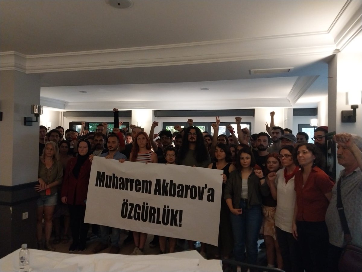 ODTÜ'lü sıra arkadaşları ile beraber yoldaşımız Muharrem Akbarov için basın toplantısı düzenledik.
Muharrem yoldaş zekası, iyiliği ve cesaretiyle tüm ODTÜ muhalefeti için önemli bir dverimcidir.
Var olsun! 
#MəhərrəmƏkbərovaAzadlıq
#MuharremAkbarovaÖzgürlük #FreeMaharramAkbarov