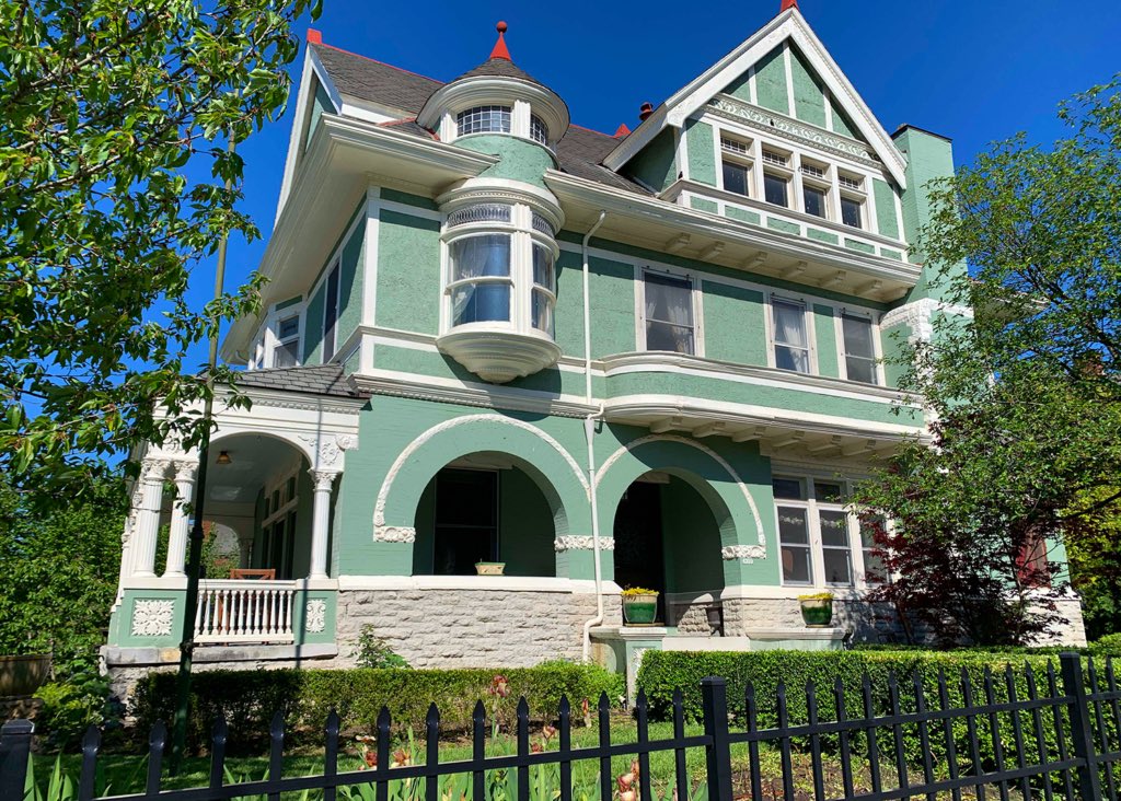leahfrombklyn's tweet photo. Welp, was I a tad too hasty in naming Chicago as the top spot for “Homes with Character”?

Cause Cincinnati folks let me know they would like a word…😂

I present to you: Walnut Hills and Northside, Cincinnati… https://t.co/lt8fSrEo26