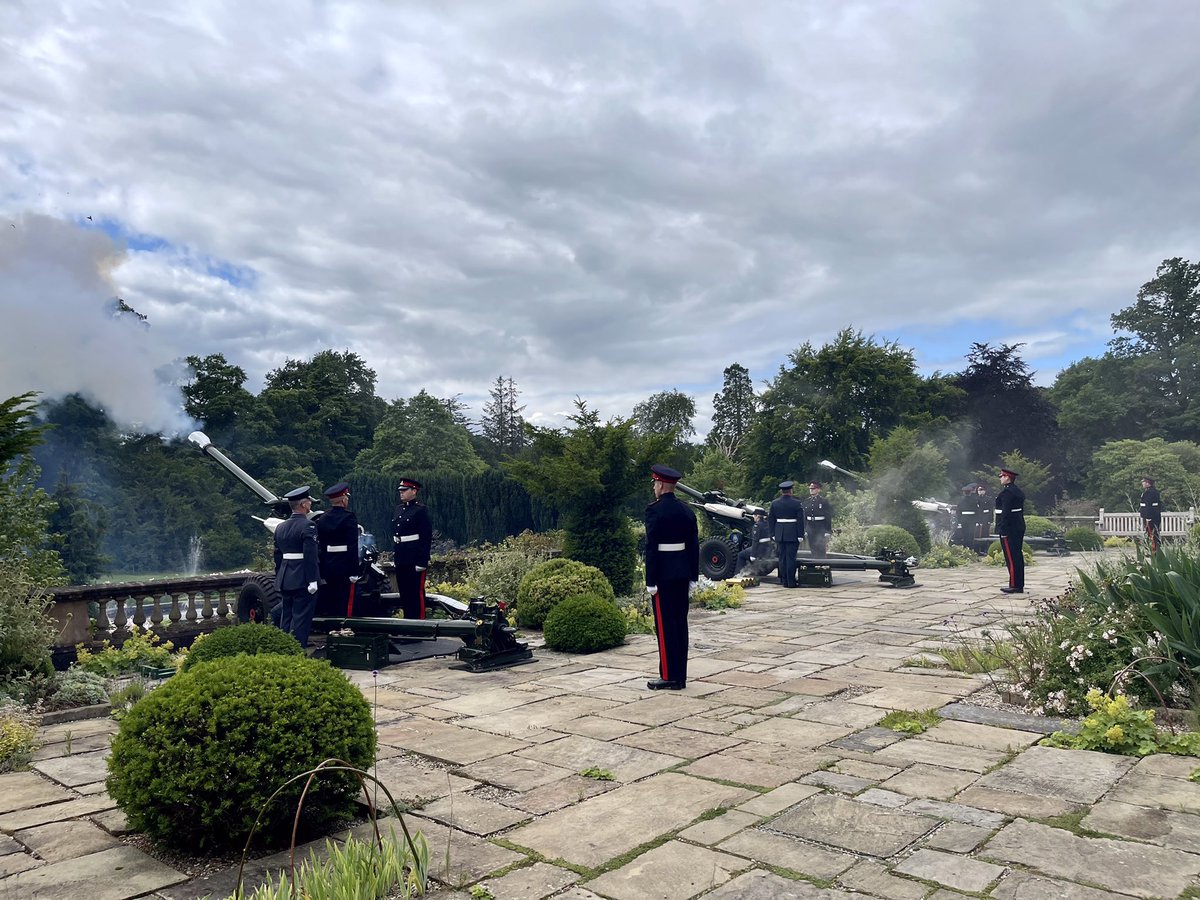 At noon today 206 (Ulster) Battery, assisted by 502 (Ulster) Squadron RAUXAF, carried out a 21 Gun Salute, at Hillsborough Castle to mark the birthday of Her Majesty The Queen. The Salute was taken by The Lord Lieutenant of County Antrim, Mr David McCorkell. #DefenceTeamNI☘️