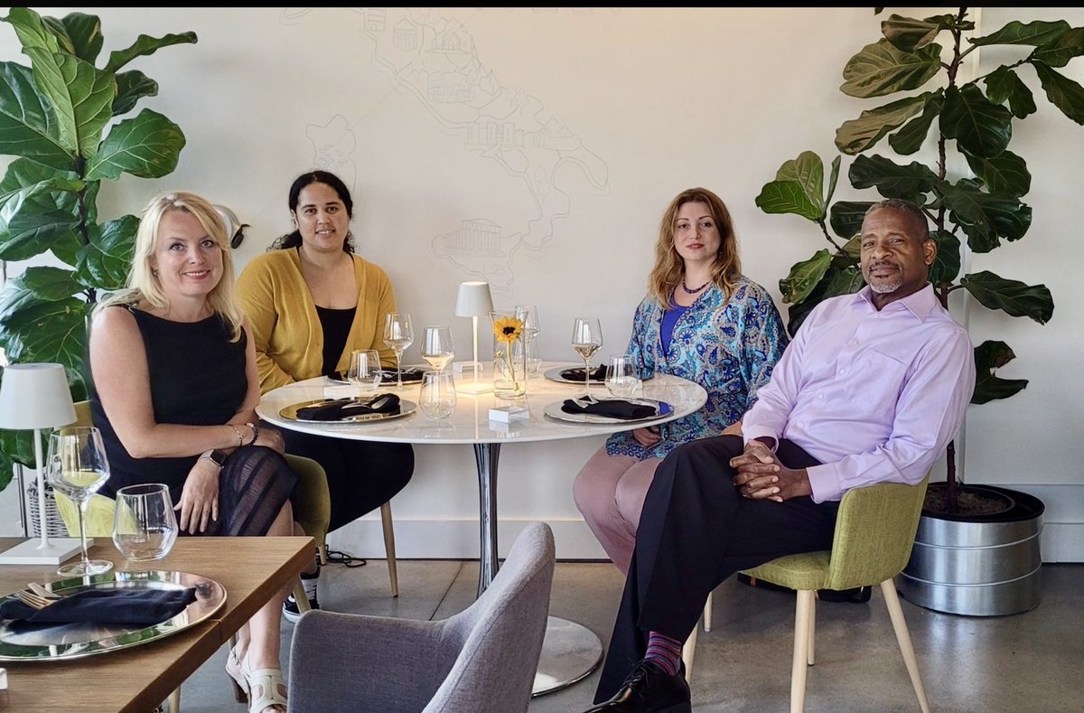 AVWashingtonLab's tweet photo. Arina @arinabokas and I are joined at the superstar dinner by Siobhan @SiobhanBranfie1 and Barbara  Manfredi.  #risingstars at #AVWashingtonLab https://t.co/fUoPb7op7D
