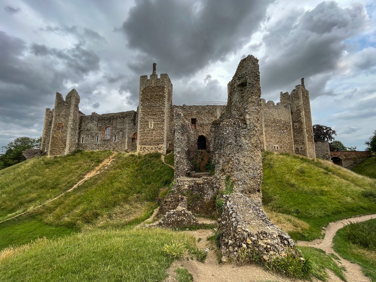 Decided to visit Ed Sheeran’s home town and explore his castle on the hill… it’s not bad 😉❤️

📍Framlingham Castle, Suffolk

#visitengland #travel #castleonthehill #englishcastles