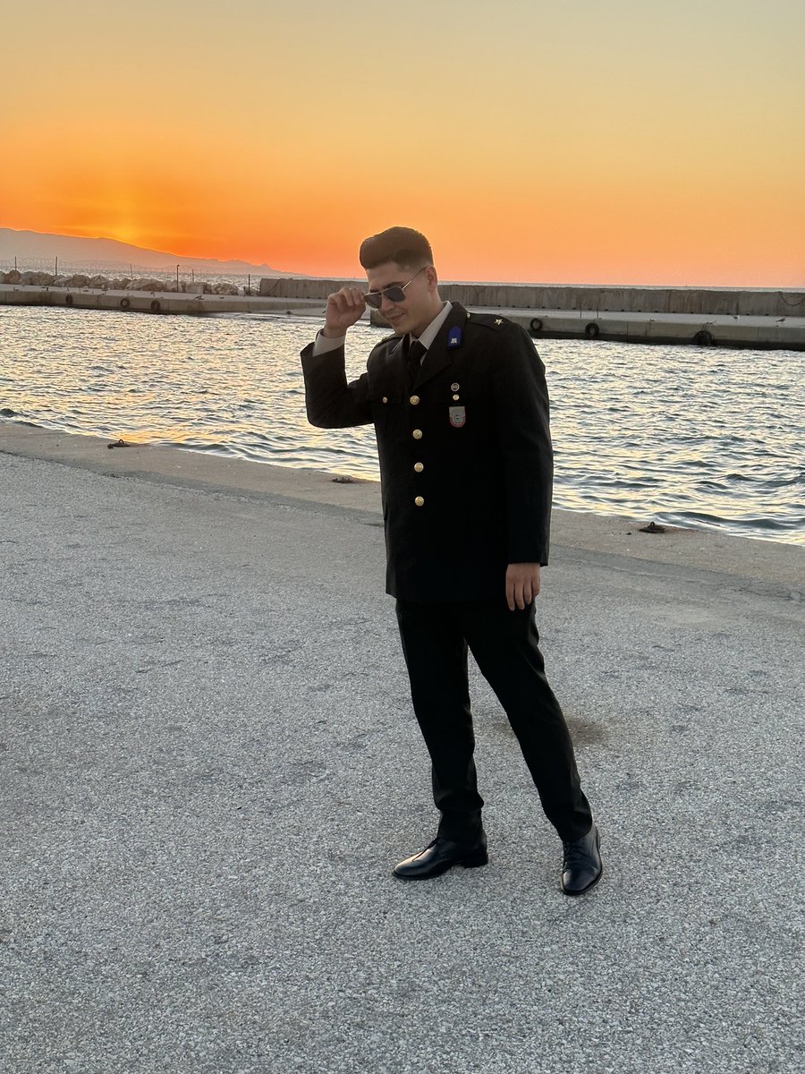 kosti05's tweet photo. Bende bilirdim şu rütbeyi tepelere taşımasını ama ben müteahhit olmayı seçtim 😀 https://t.co/K9h7RwinvD