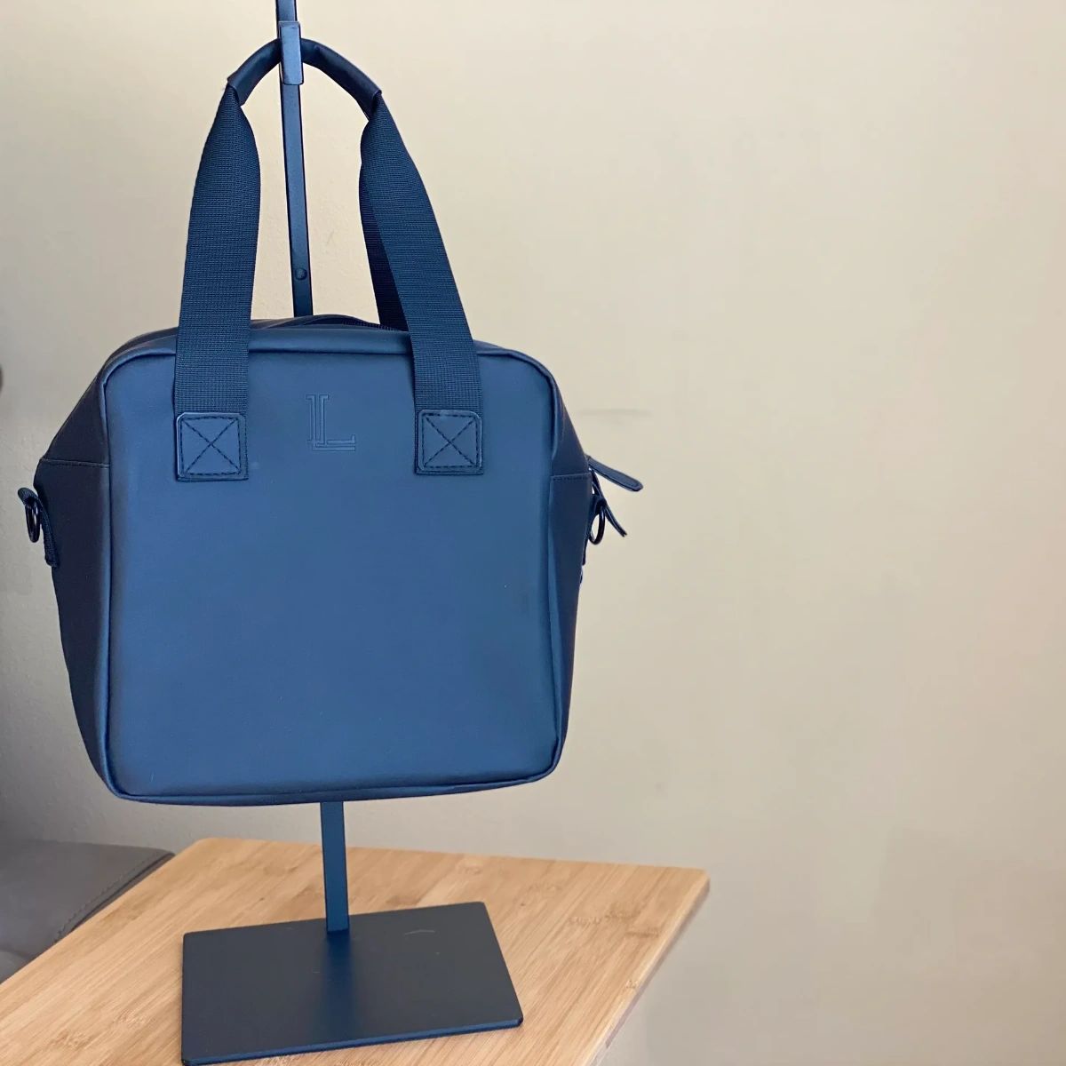 Have you tried our vegan leather lunch bags? We'd love to hear your feedback! Leave a review online and let us know what you think. #Leonore #VeganLeather #LunchBag #VeganLeatherBags #InsulatedBag