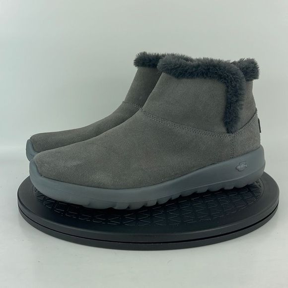 ParhamVelvet's tweet photo. So good I had to share! Check out all the items I'm loving on @Poshmarkapp #poshmark #fashion #style #shopmycloset #skechers #vince: https://t.co/ggwz6M96h5 https://t.co/q8kyf9b2mO