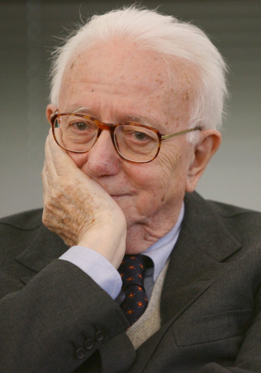 Quando #MarinaBerlusconi parla di suo padre come un "perseguitato anche da morto" e una "vittima", dovrebbe ricordarsi, tra gli altri, di questo signore qui.

Si chiamava Enzo Biagi e fu perseguitato proprio dal padre, che con il famoso Editto Bulgaro gli fece fare un umiliante