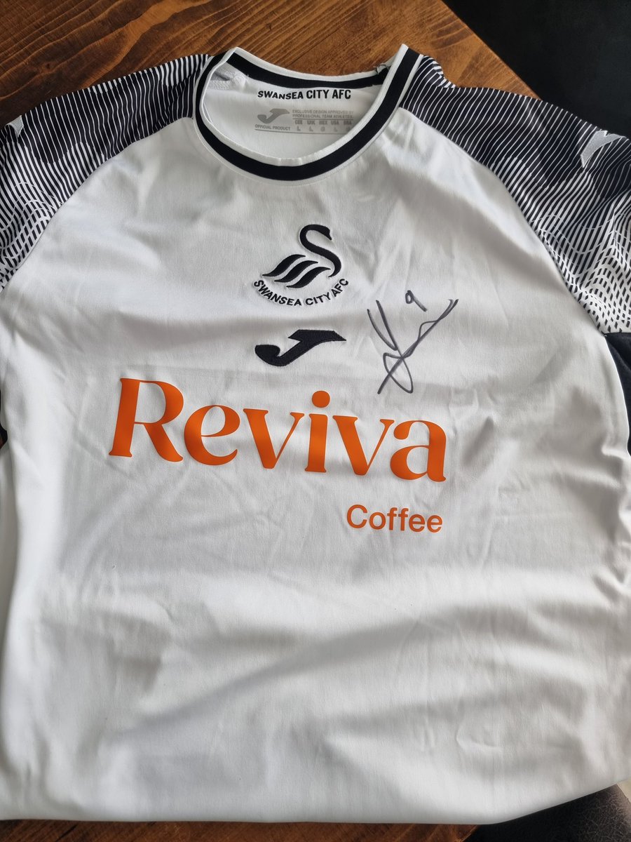 MatthewMorgan20's tweet photo. Not a bad Monday winning a signed swans shirt by our number 9 JY9 @SwansOfficial 😍😍 https://t.co/gZk62hrzkc