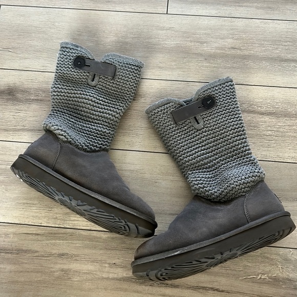 So good I had to share! Check out all the items I'm loving on <a href="/Poshmarkapp/">Poshmark</a> from <a href="/knottybabywear/">bossbiznatch</a> #poshmark #fashion #style #shopmycloset #gildan #ugg: posh.mk/khYHqeRRvBb