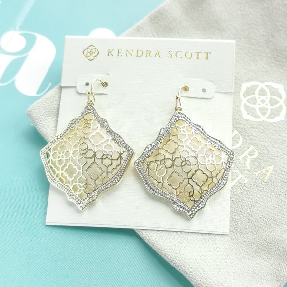 1stExperiences2's tweet photo. So good I had to share! Check out all the items I'm loving on @Poshmarkapp #poshmark #fashion #style #shopmycloset #vionic #kendrascott #circusbysamedelman: https://t.co/lYVCJMnb2M https://t.co/oVaYuBkgYp