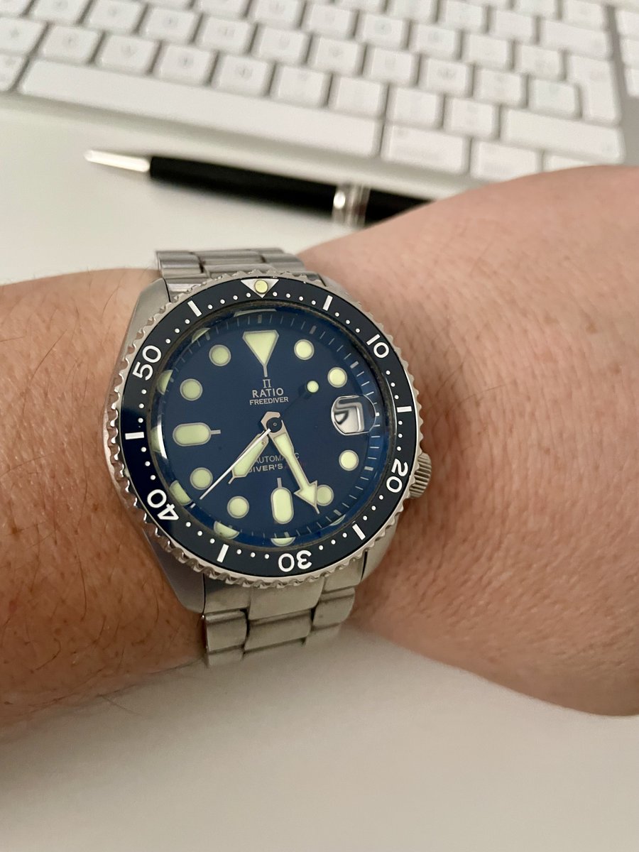 Contrôle rapide des poignets... ⌚️
Ici c'est #ToolWatch : de l'acier, de la céramique, du saphir et un bon vieux calibre de manufacture. 👌