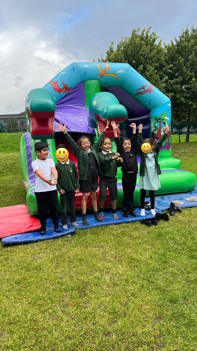 Year 1 had the BEST time jumping on the bouncy castle this morning 🥰 <a href="/DixonsMP/">Dixons Music Primary</a> @MissHussainDMP <a href="/MissBrownDMP/">Miss Brown🎓</a>