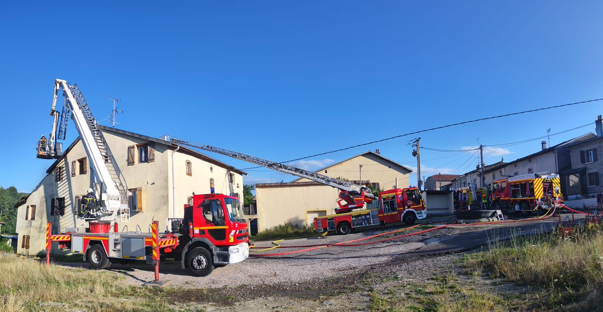 SDIS88's tweet photo. [Opération]
42 sapeurs #pompiers des #Vosges luttent depuis 17h30 contre un feu d'habitation sur la commune de #frizon 

✅ Evitez le secteur
✅ Restez en dehors du périmètre de sécurité

#sdis88 https://t.co/vcedWco8fj