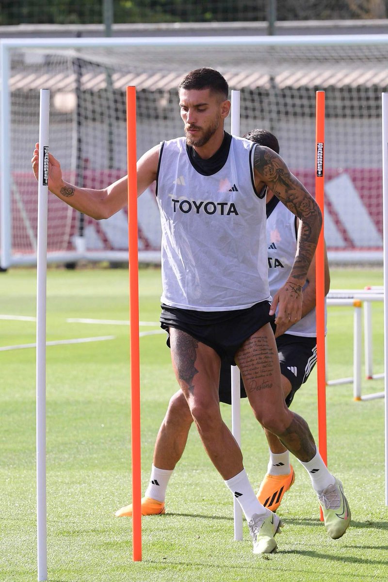 safodbold's tweet photo. 🤩 Rasmus Kristensen i fint selskab med superstjernerne fra @OfficialASRoma . @safodbold #sadk https://t.co/vEwS0omqRs