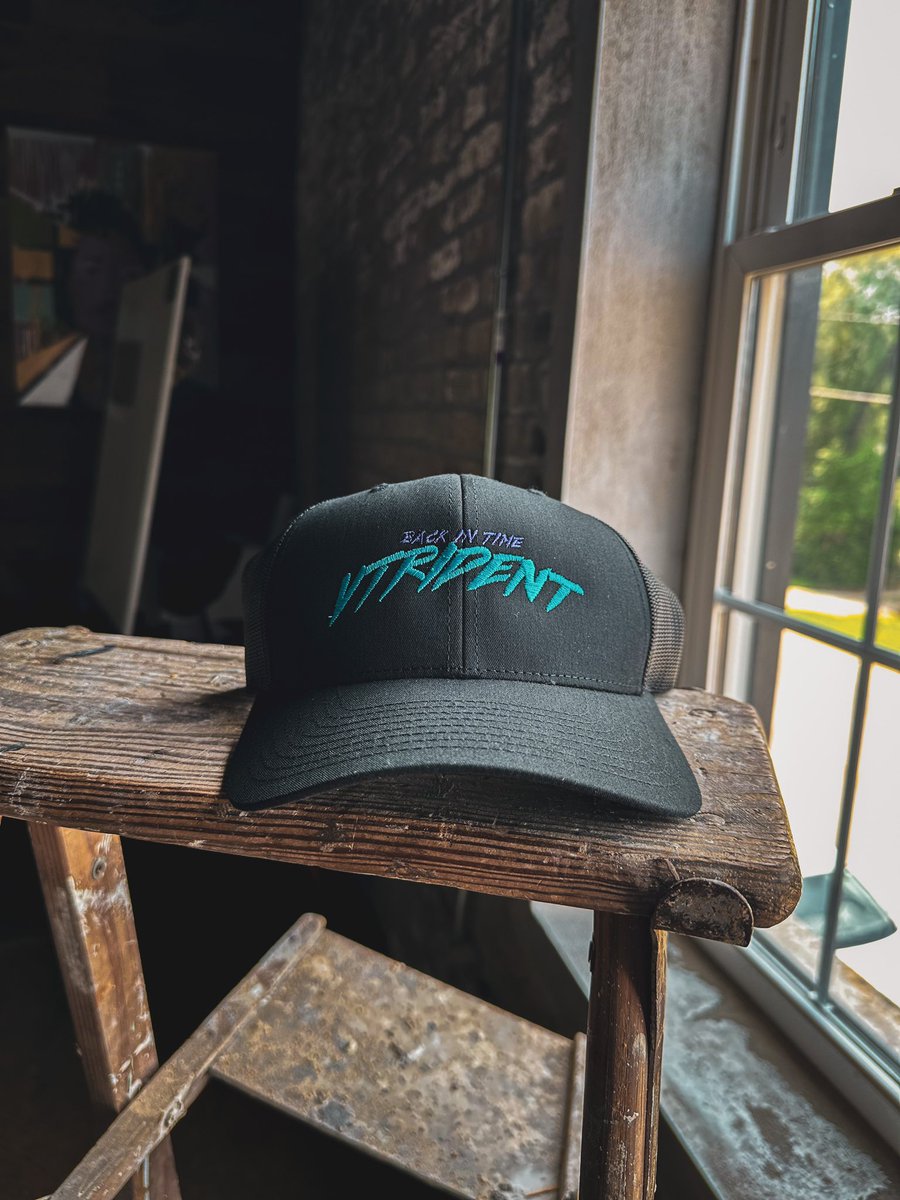 pos_hern's tweet photo. new hat https://t.co/2xuTFttJro