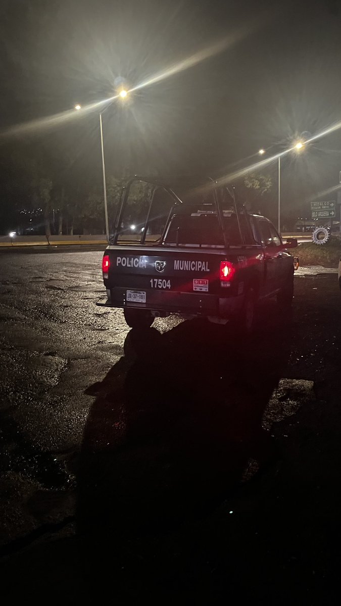 Alexraigosa's tweet photo. señalo a esta unidad de Tlaquepaque, el sábado llegando a un lugar después de estacionarnos llegó la unidad y lo que hice fue saludarlos pero pareciera motivo de ofensa para ellos haciendo su supuesta revisión y con jalones y mal trato.
@GobTlaquepaque https://t.co/RXjDmnjDjc