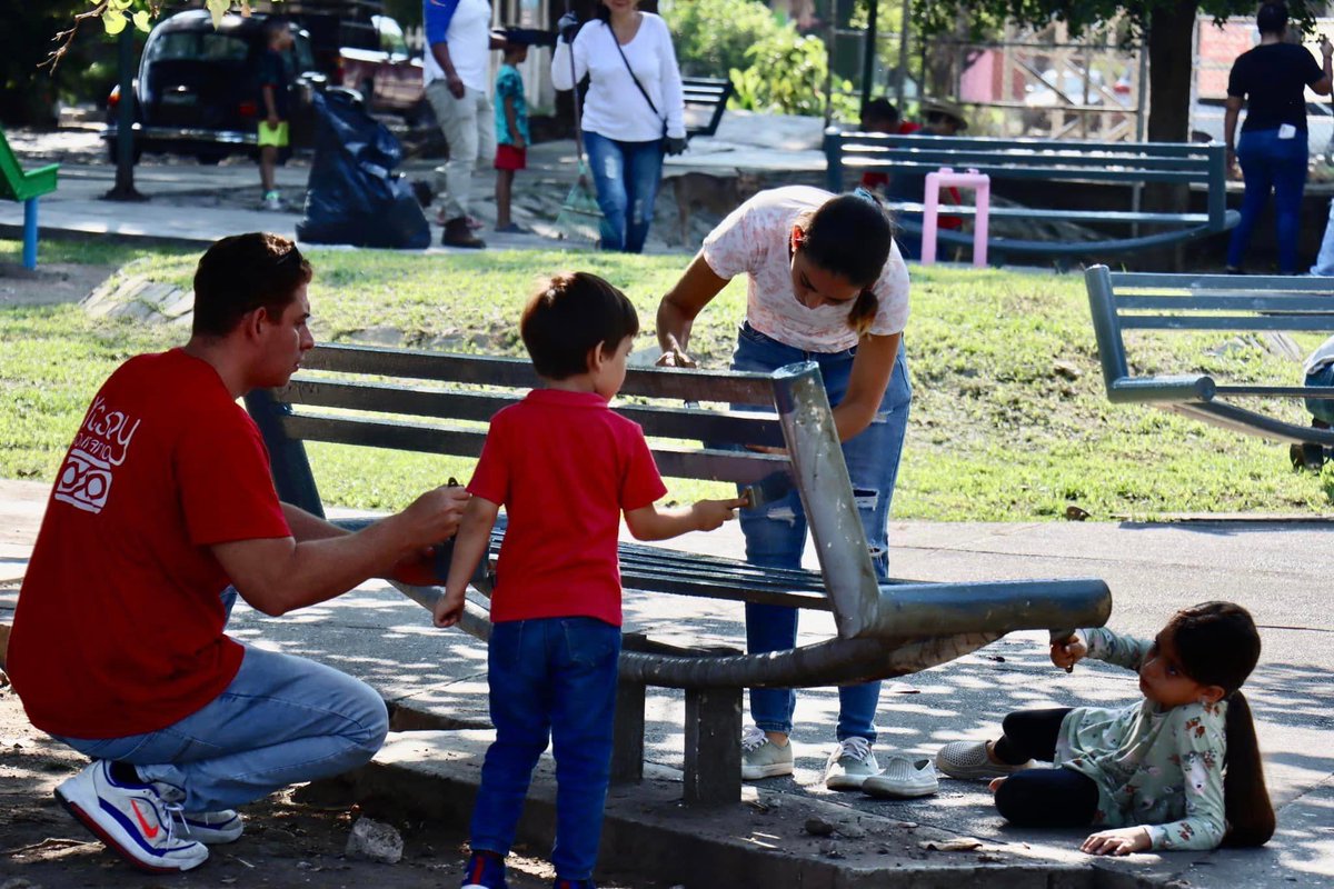 ColimaMunicipio's tweet photo. ¡El pasado sábado llevamos #Talacheando al jardín de #PradosDelSur y a la cancha de #Insurgentes!
Agradecemos a las familias, personal del Ayuntamiento y a la cadena comercial #OXXO por sumar esfuerzos y trabajar en equipo por un #ColimaLimpio. https://t.co/gfz5P2M2wV