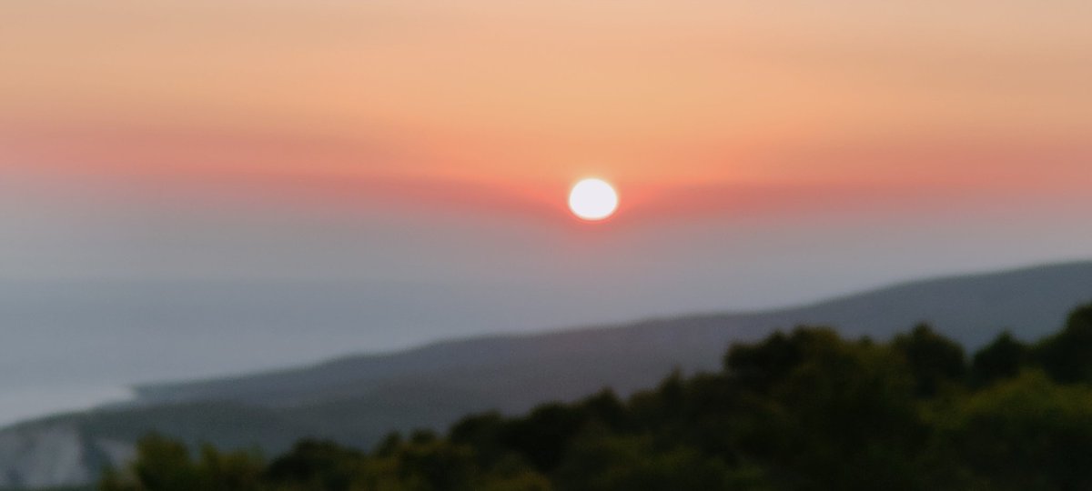 BridieTonge's tweet photo. I may base my next art pieces around this photo. #greeksunset #sunsetcolours #ThePhotoHour https://t.co/NoSj5IzEBD