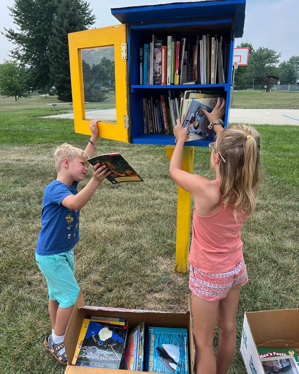 📚What do you do with 18 years worth of a classroom library collection? First, make sure that the new teachers in your building can start their classroom libraries. …THEN you spread kindness around your hometown by filling up the #LittleFreeLibrary boxes📚