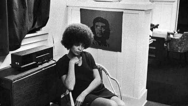 «Solo en lo colectivo residen los depósitos de esperanza.»
—Angela Davis