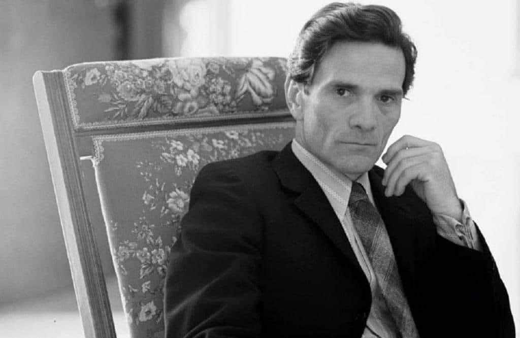 In questo mondo colpevole, 
che solo compra e disprezza,
il più colpevole son io, 
inaridito dall'amarezza. 
[ Pier Paolo Pasolini]

 #CaroPierPaolo
 #SalaLettura