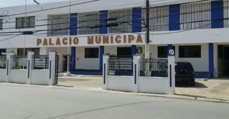 ADOCCO's tweet photo. Alcaldes de Azua, San Cristóbal, Nagua y director municipal de Verón-Punta Cana, se niegan a entregar informaciones solicitadas a través del SAIP, mediante la Ley 200-04, de Libre Acceso a la Información Pública.

Reitera a los servidores municipales, que la Ley 200-04, dispone lo siguiente: Artículo 30.- El funcionario público o agente responsable que en forma arbitraria denegare, obstruya o impida el acceso del solicitante a la información requerida, será sancionado con pena privativa de libertad de seis meses a dos años de prisión, así como con inhabilitación para el ejercicio de cargos públicos por cinco años.