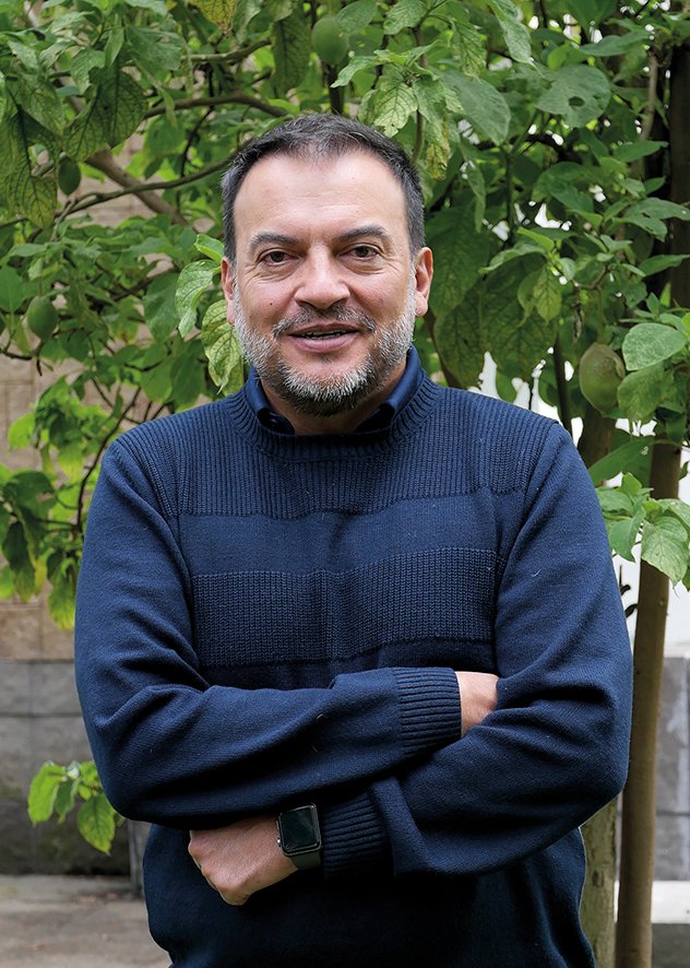 📚#EditorialFLACSO nos presenta el libro "Los primeros pasos: políticas para el desarrollo infantil y la educación en América Latina" de <a href="/JuanPoncej/">Juan Ponce Jarrín</a>, profesor investigador de FLACSO Ecuador. 

Adquiere el libro »» bit.ly/3OfmLPU
Más información »» <a href="/LibreriaFLACSO/">La Librería FLACSO Ecuador</a>