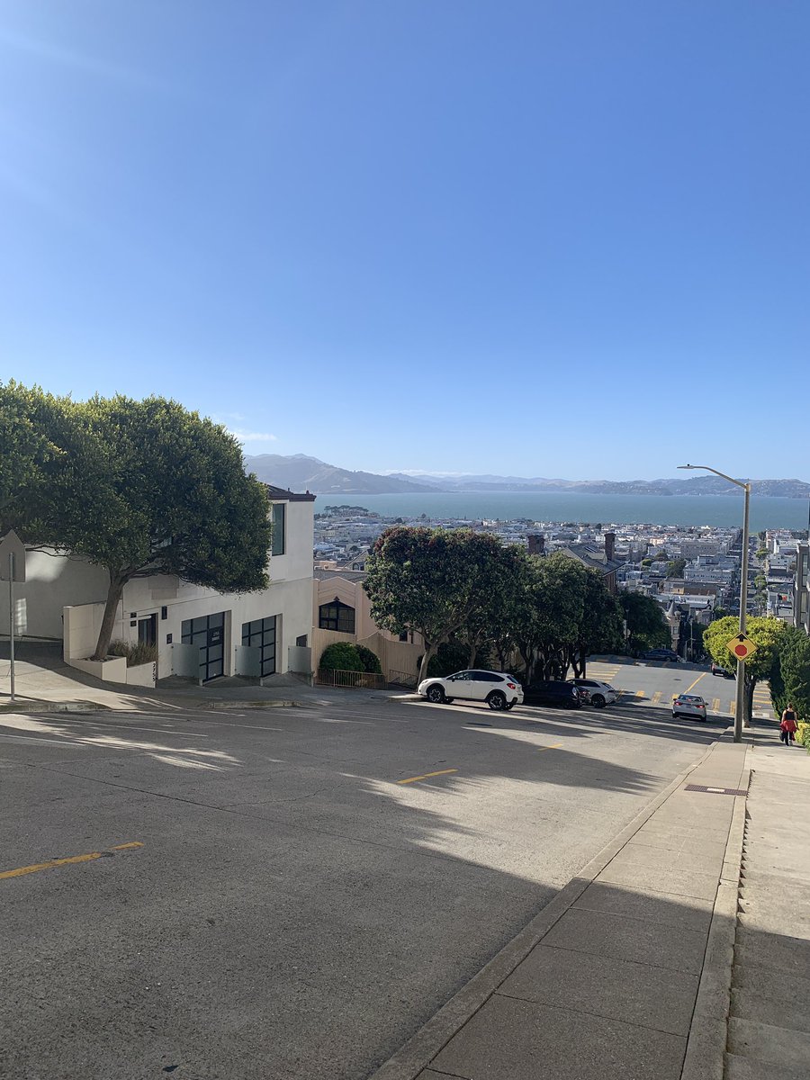 charshel21's tweet photo. California: because where else is a walk to Sephora this scenic https://t.co/x7yeYcuuSL